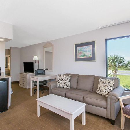 Days Inn & Suites By Wyndham Navarre - Near Beaches Hurlburt Bagian luar foto