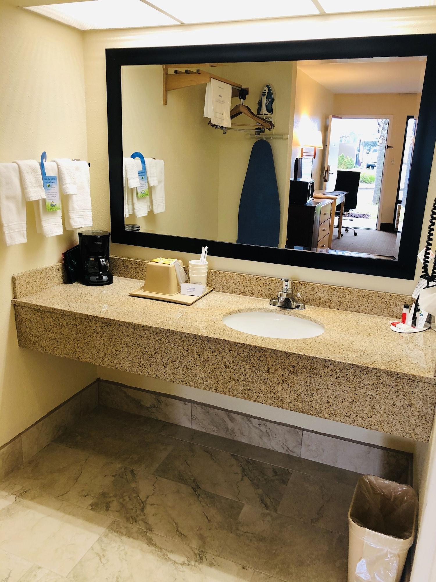 Days Inn & Suites By Wyndham Navarre - Near Beaches Hurlburt Bagian luar foto