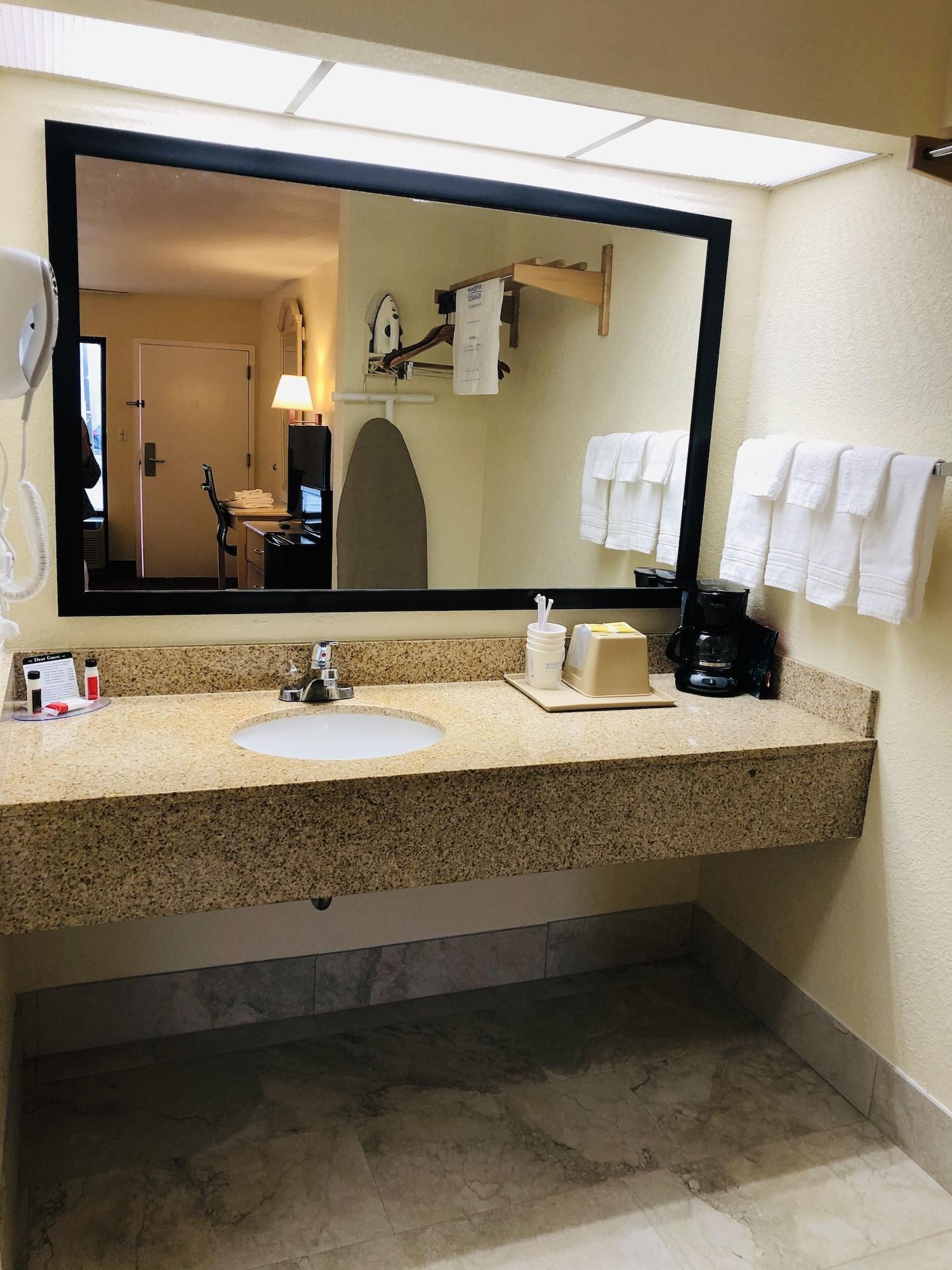 Days Inn & Suites By Wyndham Navarre - Near Beaches Hurlburt Bagian luar foto