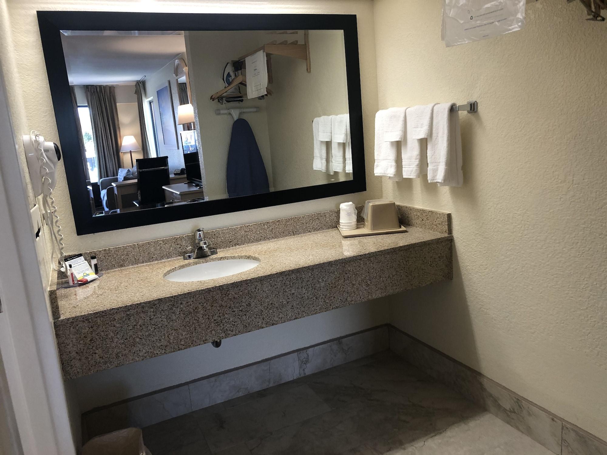 Days Inn & Suites By Wyndham Navarre - Near Beaches Hurlburt Bagian luar foto