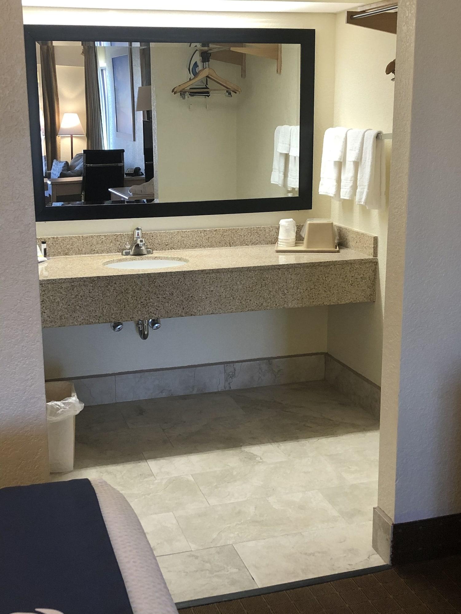 Days Inn & Suites By Wyndham Navarre - Near Beaches Hurlburt Bagian luar foto