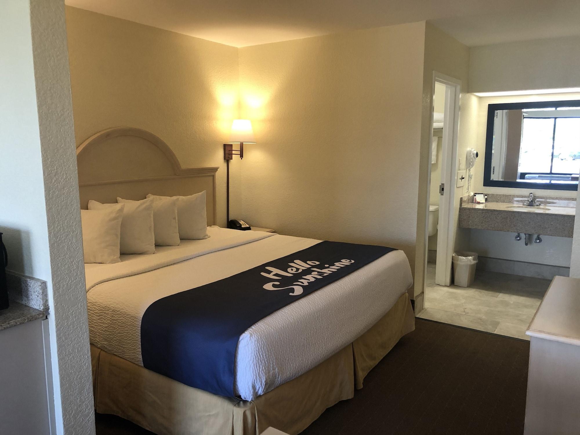 Days Inn & Suites By Wyndham Navarre - Near Beaches Hurlburt Bagian luar foto
