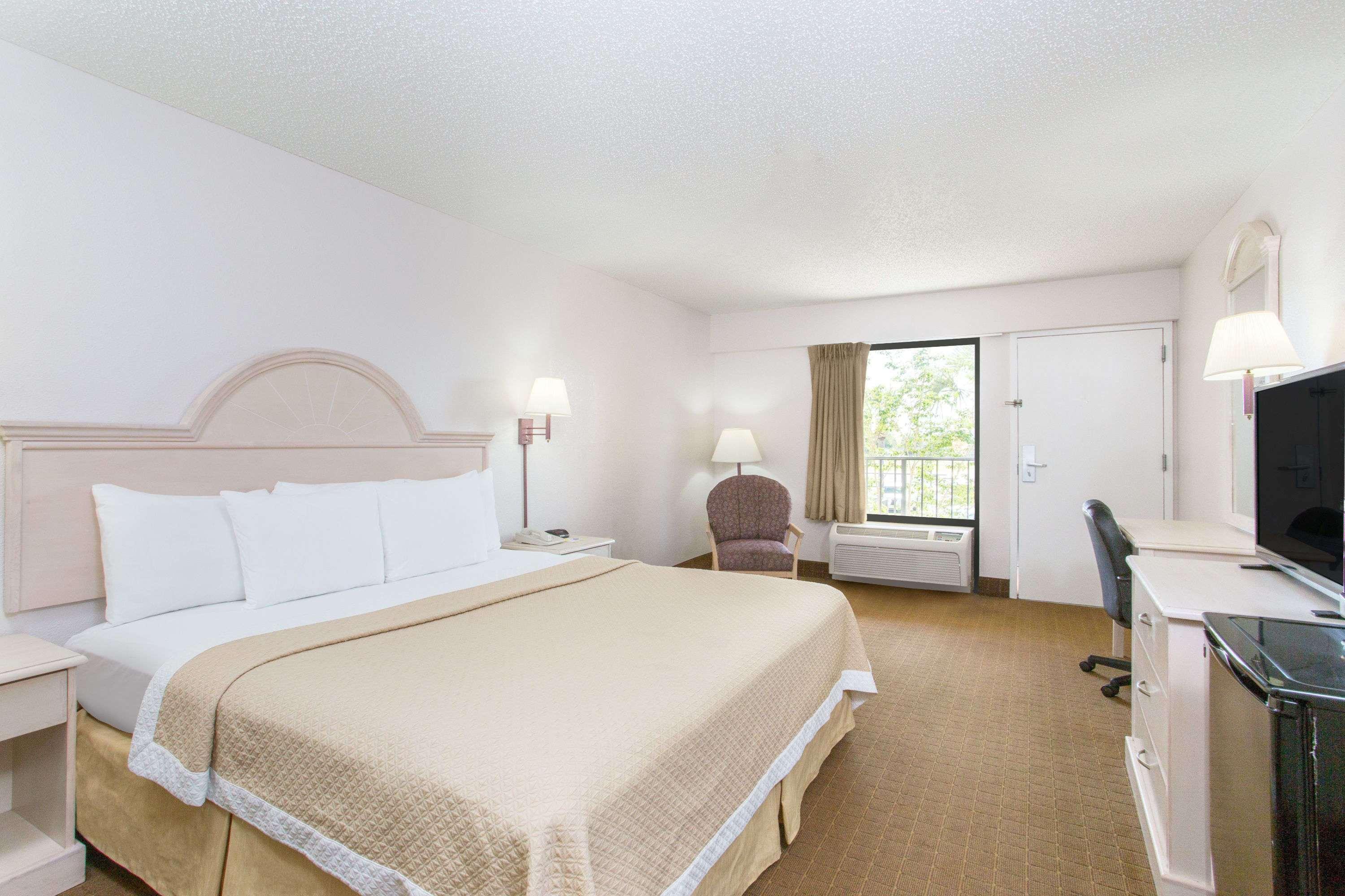 Days Inn & Suites By Wyndham Navarre - Near Beaches Hurlburt Bagian luar foto