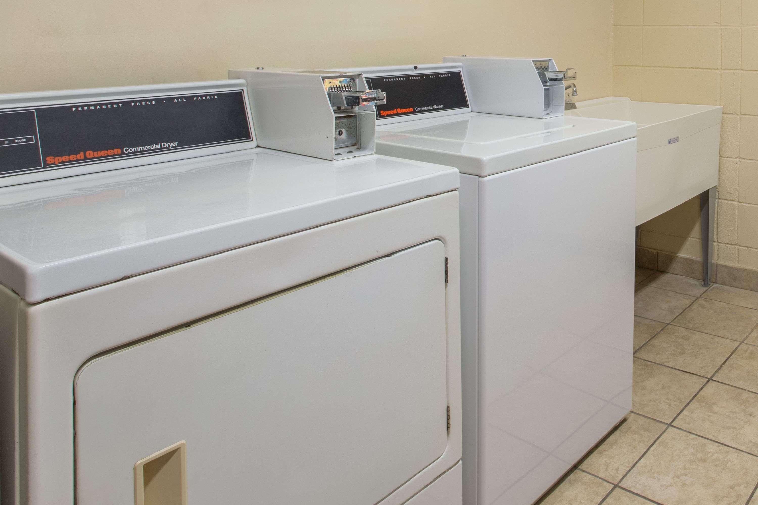 Days Inn & Suites By Wyndham Navarre - Near Beaches Hurlburt Bagian luar foto
