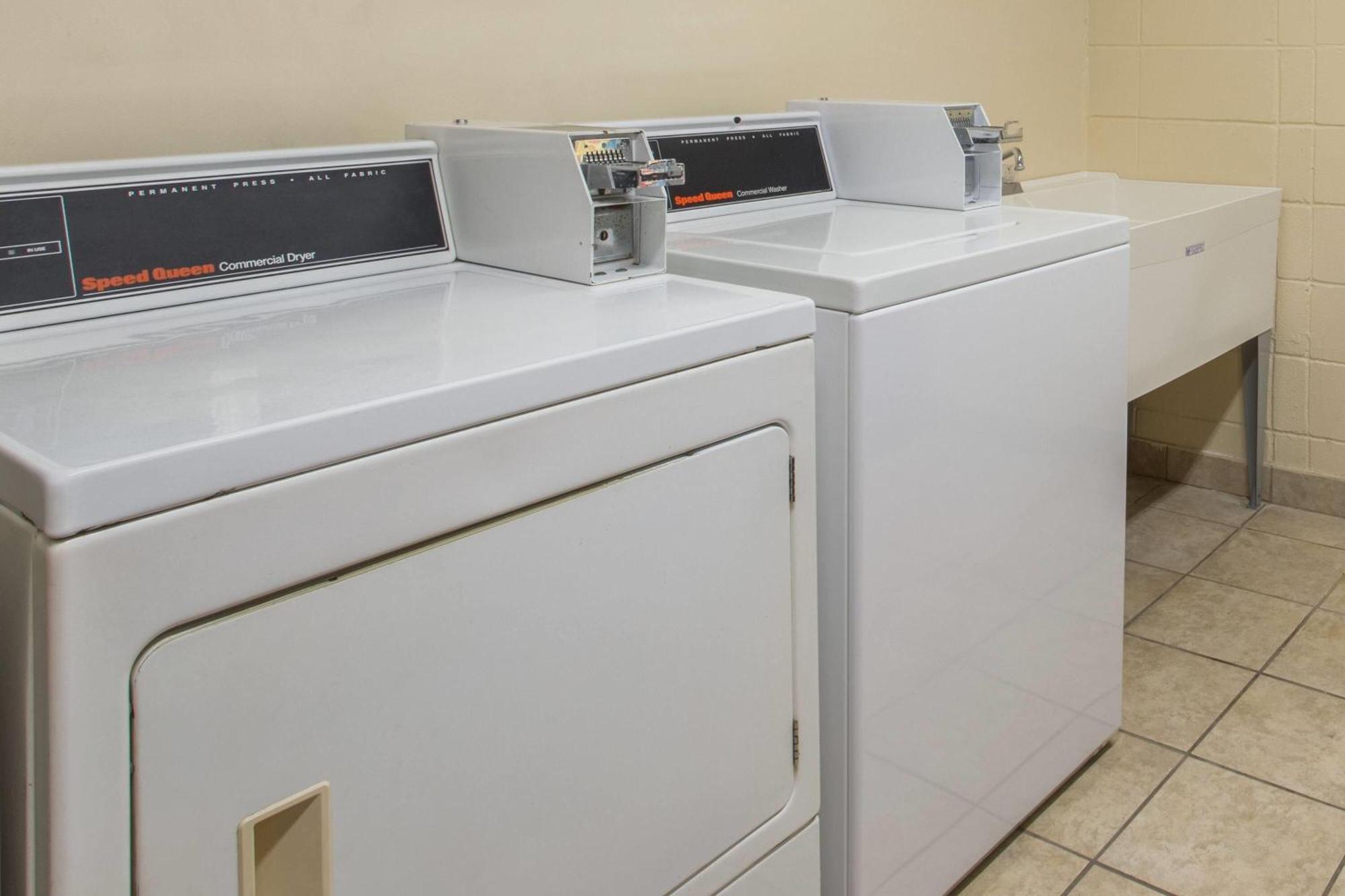 Days Inn & Suites By Wyndham Navarre - Near Beaches Hurlburt Bagian luar foto