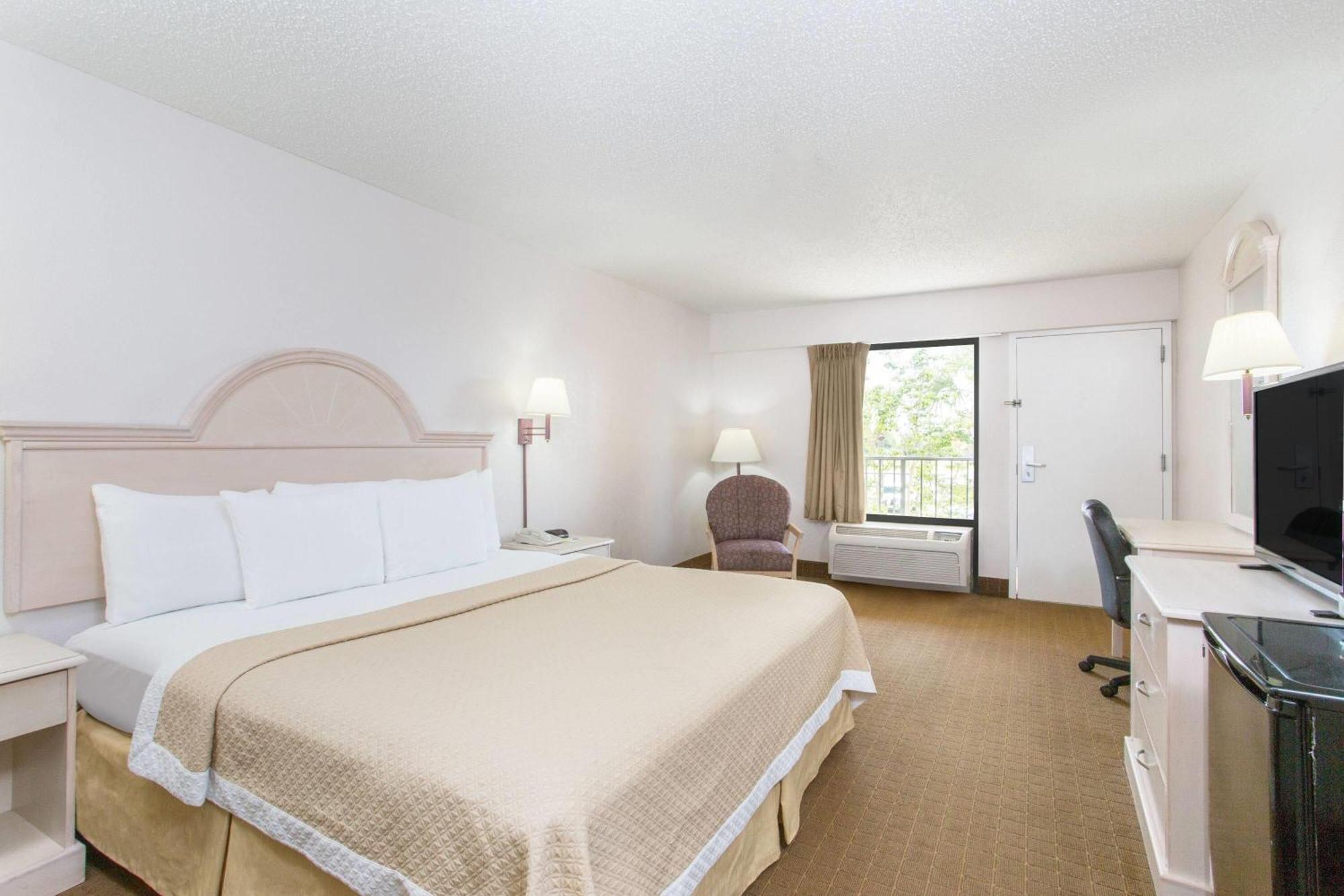 Days Inn & Suites By Wyndham Navarre - Near Beaches Hurlburt Bagian luar foto
