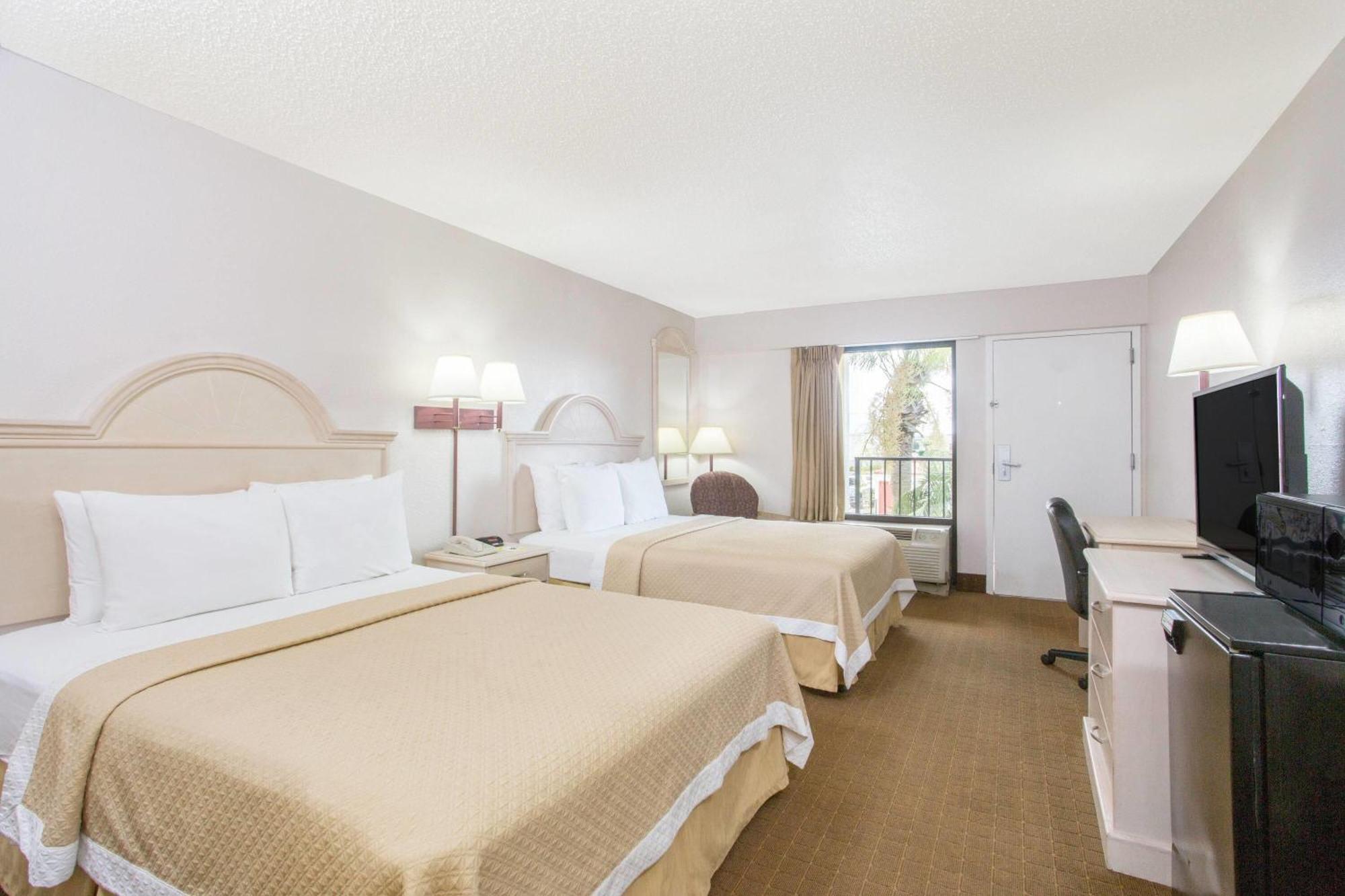 Days Inn & Suites By Wyndham Navarre - Near Beaches Hurlburt Bagian luar foto