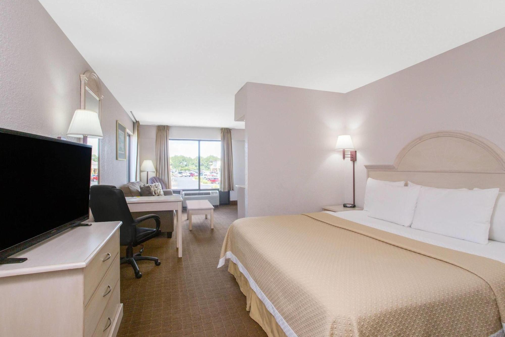 Days Inn & Suites By Wyndham Navarre - Near Beaches Hurlburt Bagian luar foto