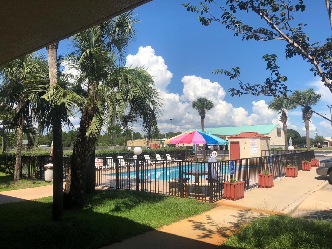 Days Inn & Suites By Wyndham Navarre - Near Beaches Hurlburt Bagian luar foto