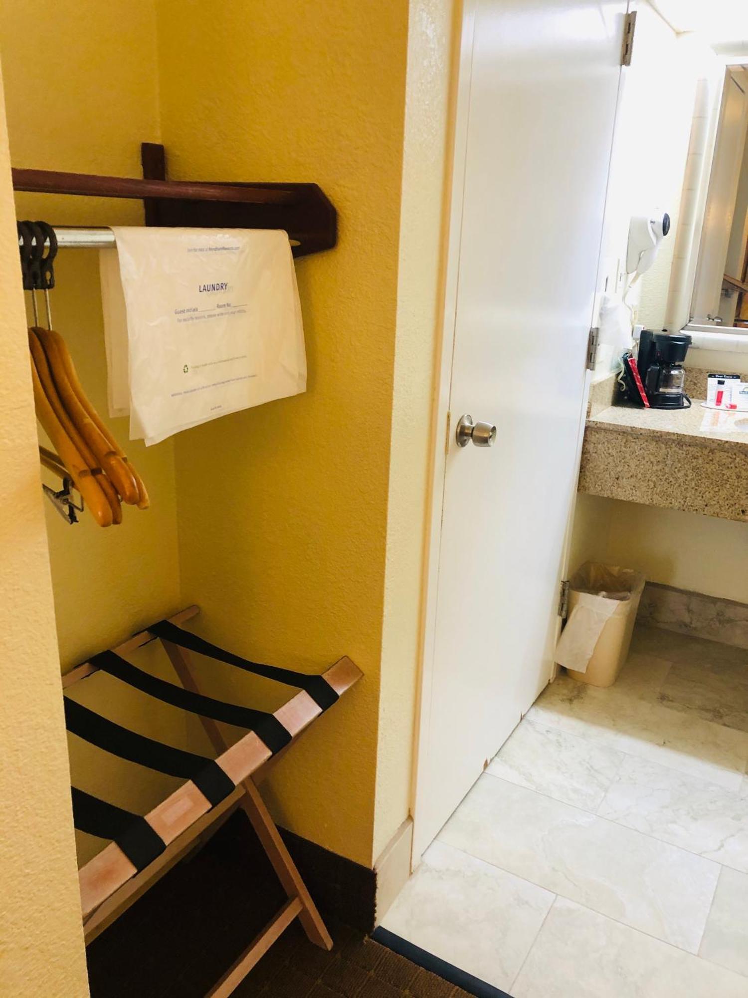 Days Inn & Suites By Wyndham Navarre - Near Beaches Hurlburt Bagian luar foto