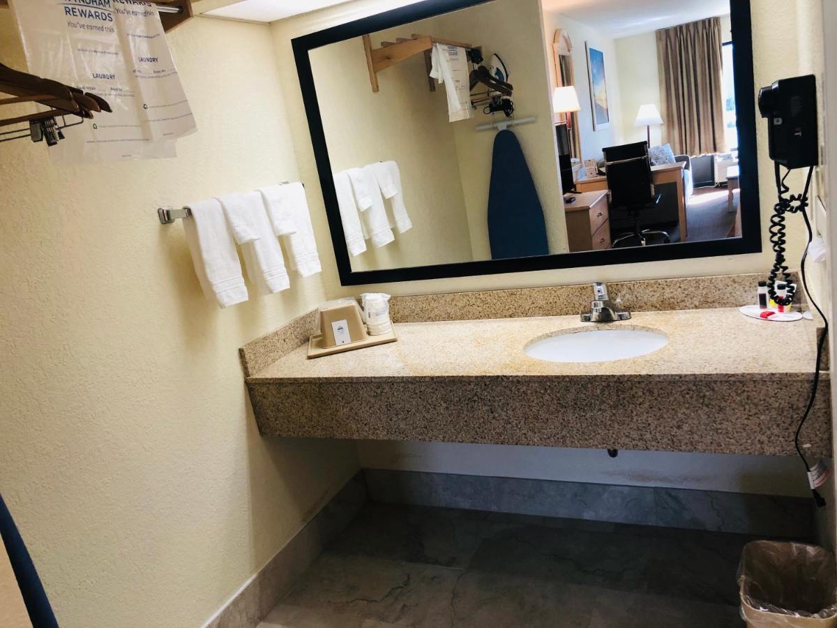 Days Inn & Suites By Wyndham Navarre - Near Beaches Hurlburt Bagian luar foto